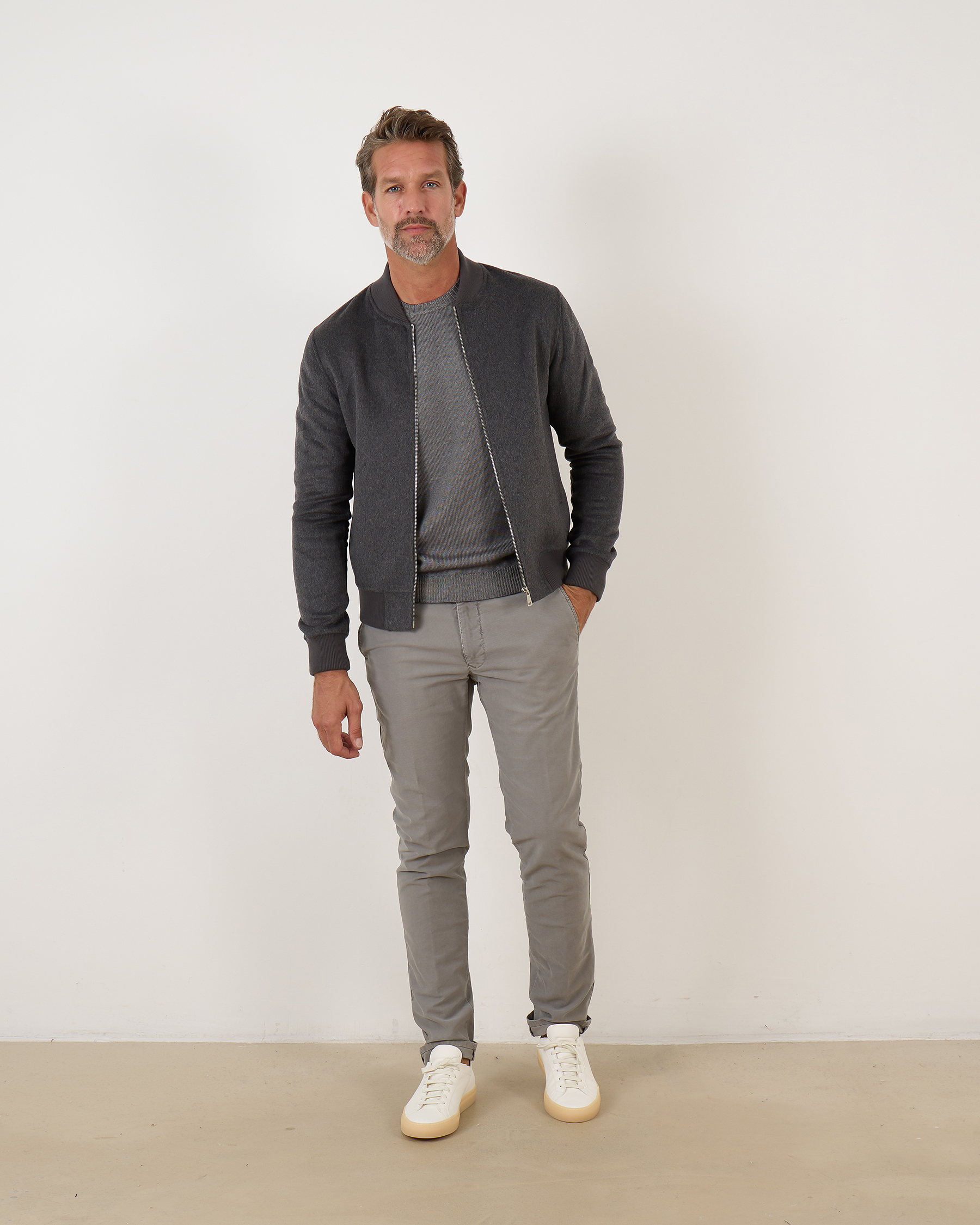 smart casual outfit met sneakers