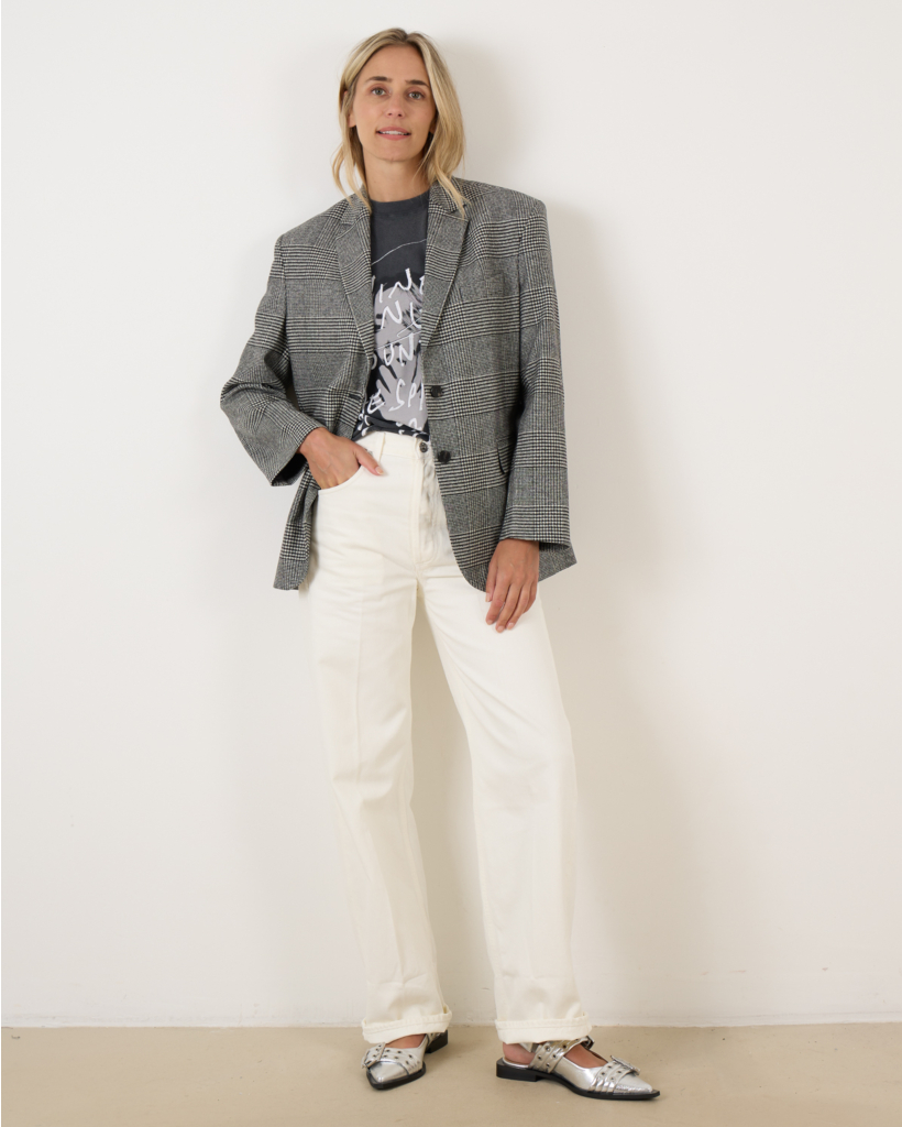 t shirt met print onder blazer