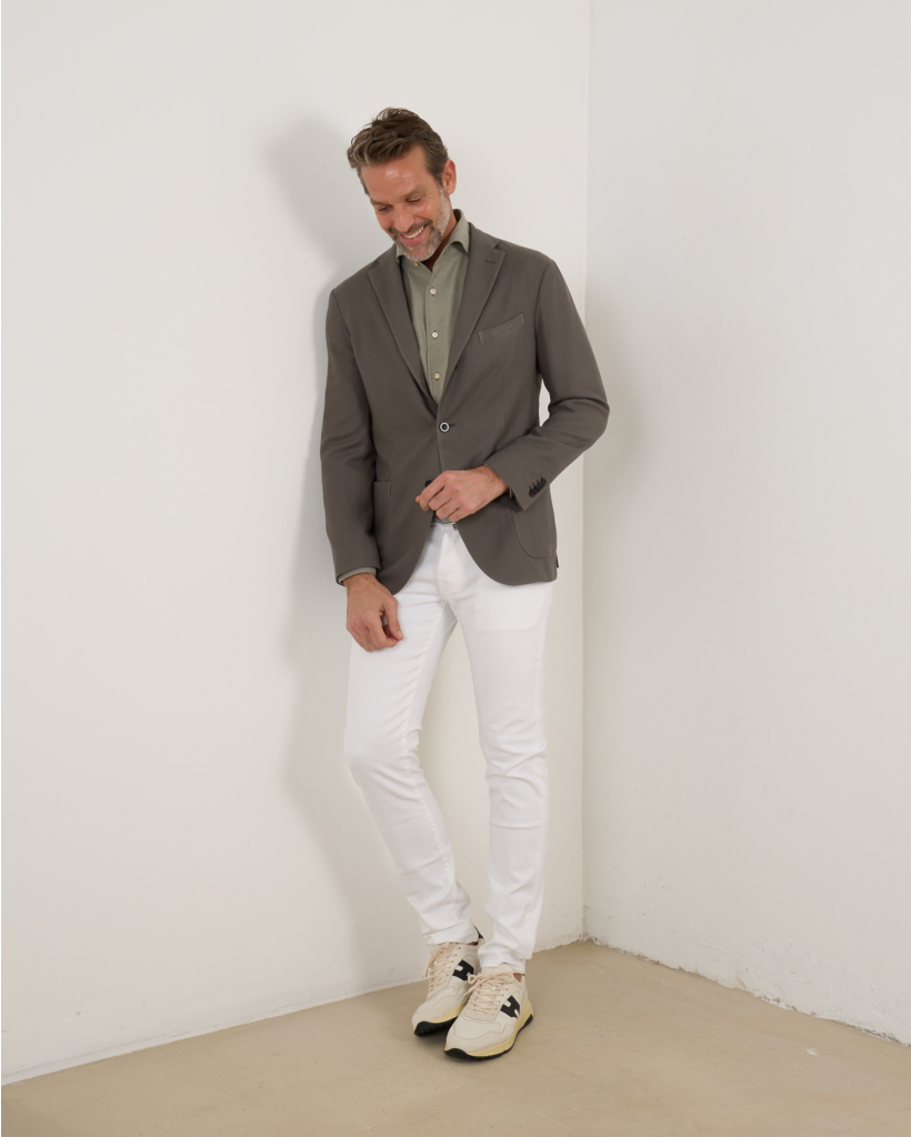 smart casual outfit met sneakers