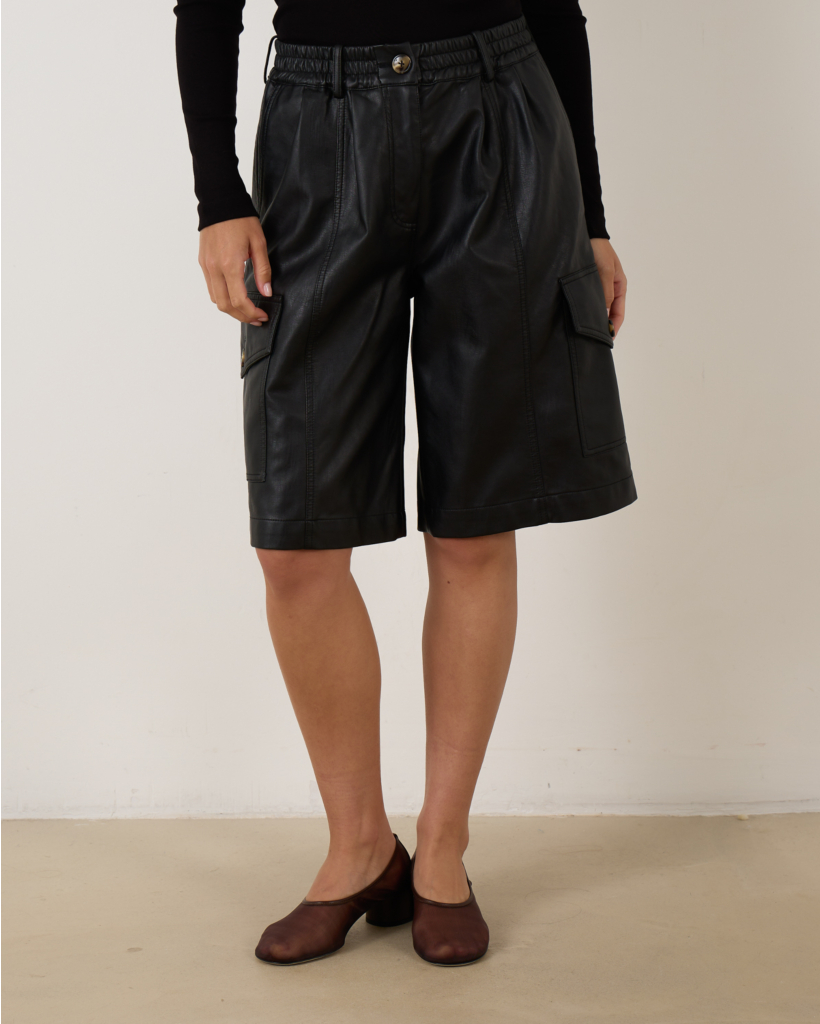 Neeto Leather Short Black