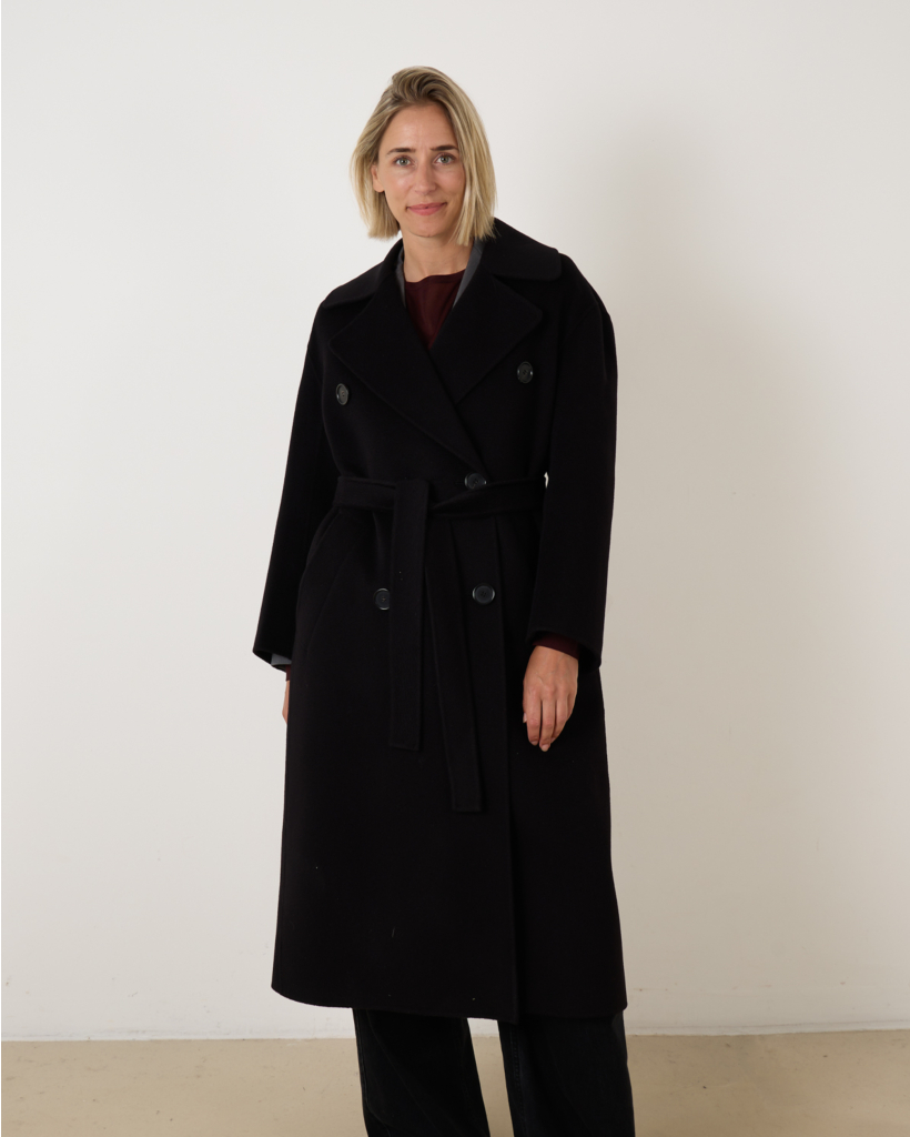Dalila Mantel Black