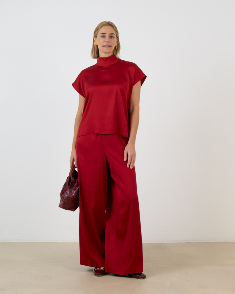 Alaria Mouwloze Blouse met Hoge Kraag Satijn Rood