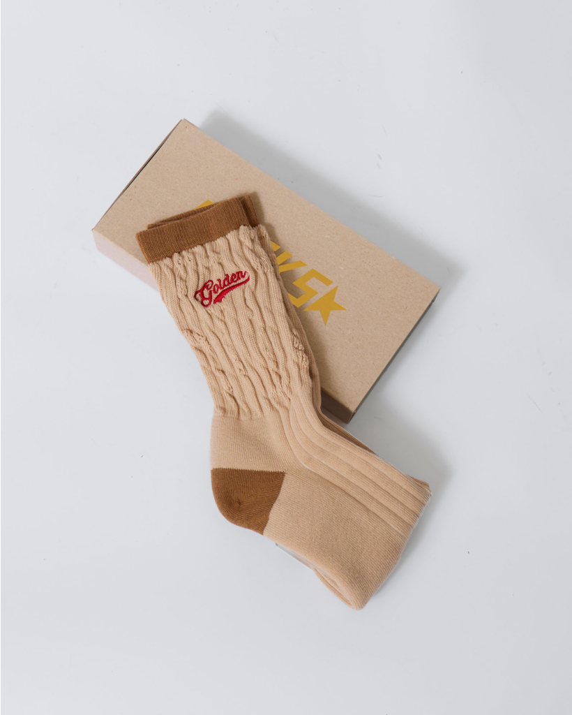 Beige Geribde Sokken met Bruine Details en Rood Logo