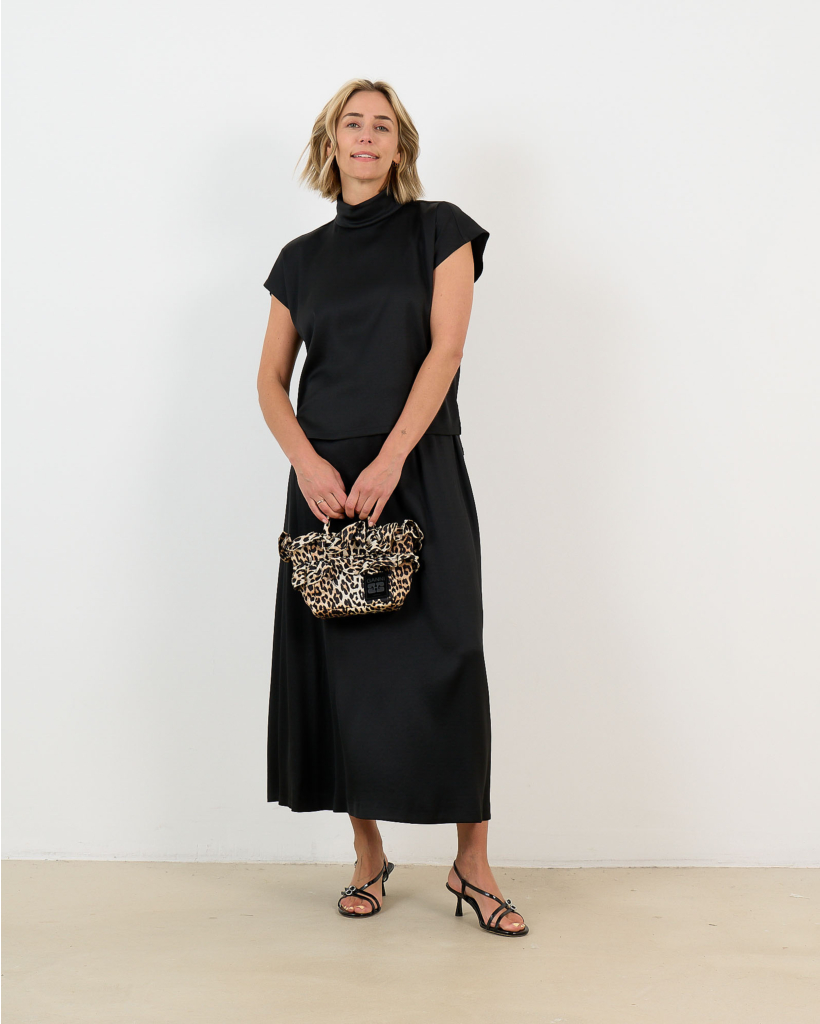 Alaria Mouwloze Blouse met Hoge Kraag Satijn Zwart