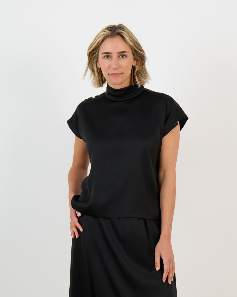 Alaria Mouwloze Blouse met Hoge Kraag Satijn Zwart