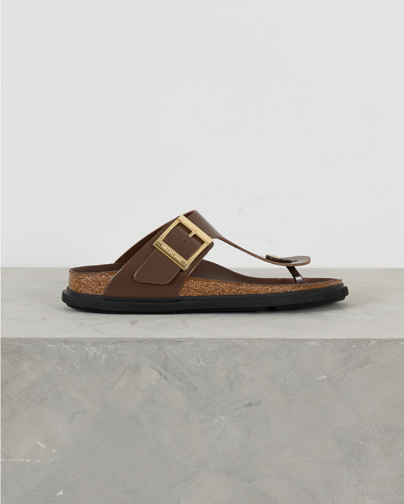 Gizeh Droplet Buckle Cupsole Sandaal High-Shine Carafe