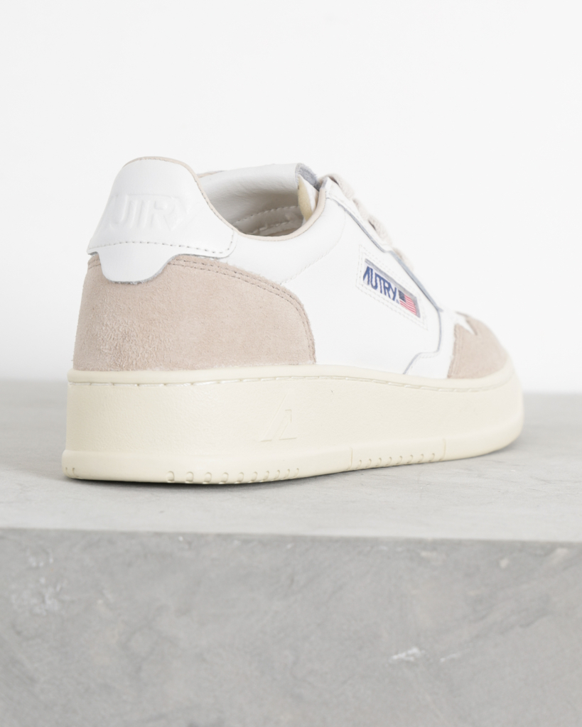 Autry Medalist low sneakers suede white