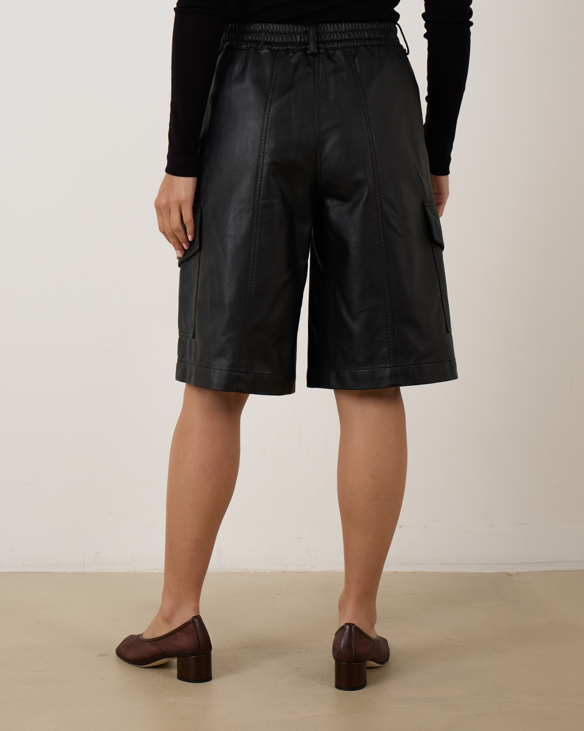 Neeto Leather Short Black