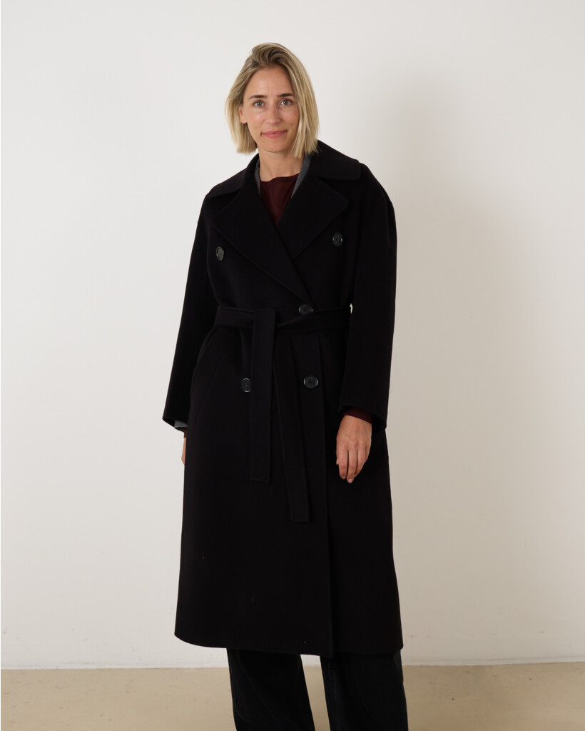 Dalila Mantel Black