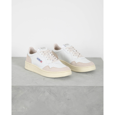 Autry Medalist low sneakers suede white